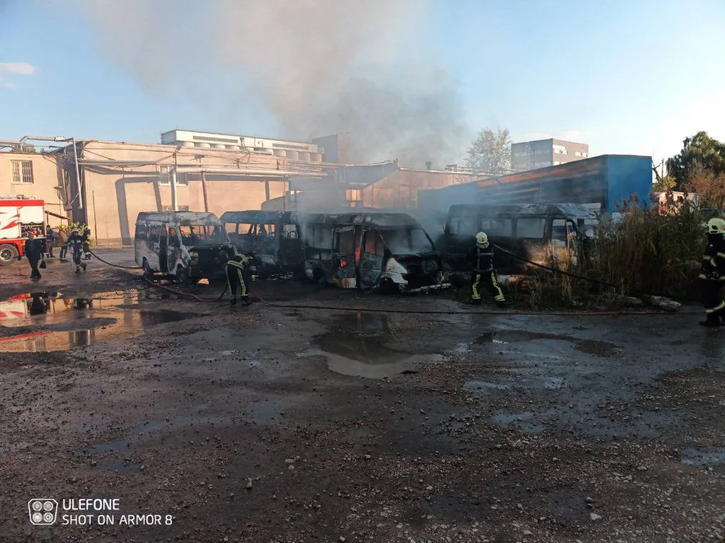 На Чеканах вспыхнул пожар: загорелся брошенный автомобиль