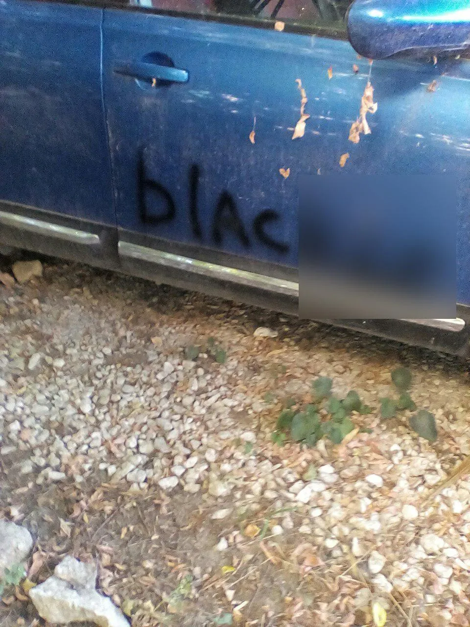Mai multe mașini din Capitală, vandalizate: Reclame pentru magazine online de droguri