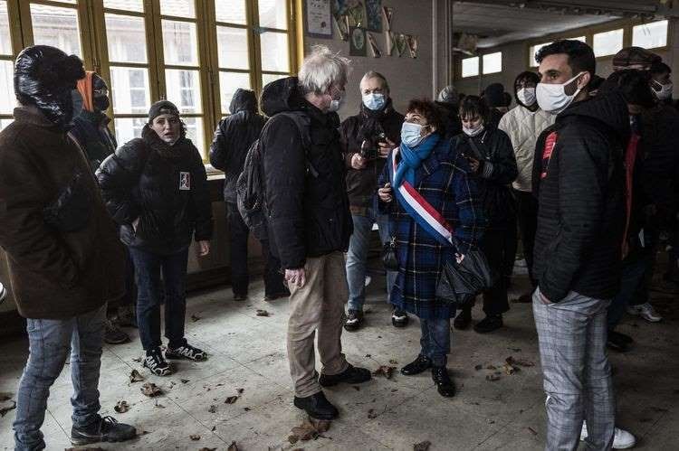 Около 300 мигрантов захватили детсад в Париже, требуя укрытия от холода