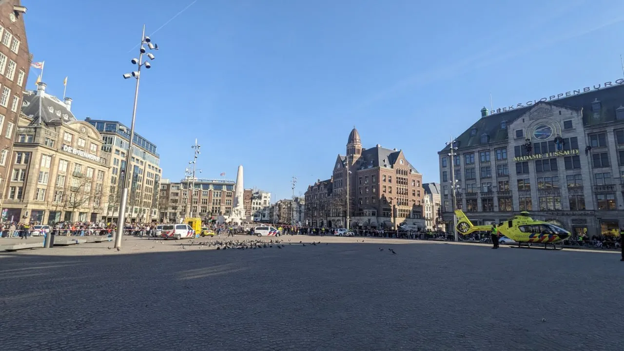 Un bărbat necunoscut a atacat cu un cuțit oamenii din centrul Amsterdamului