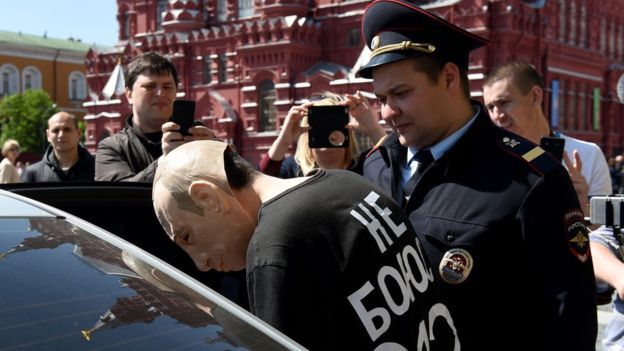 Российский активист попросил убежище в Киеве после пикетов в маске Путина