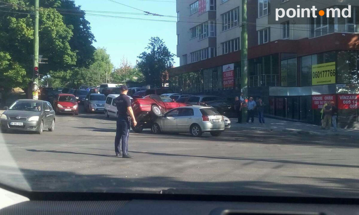 Accidentul dimineții: O mașină, luată pe capotă de un alt autoturism în Capitală