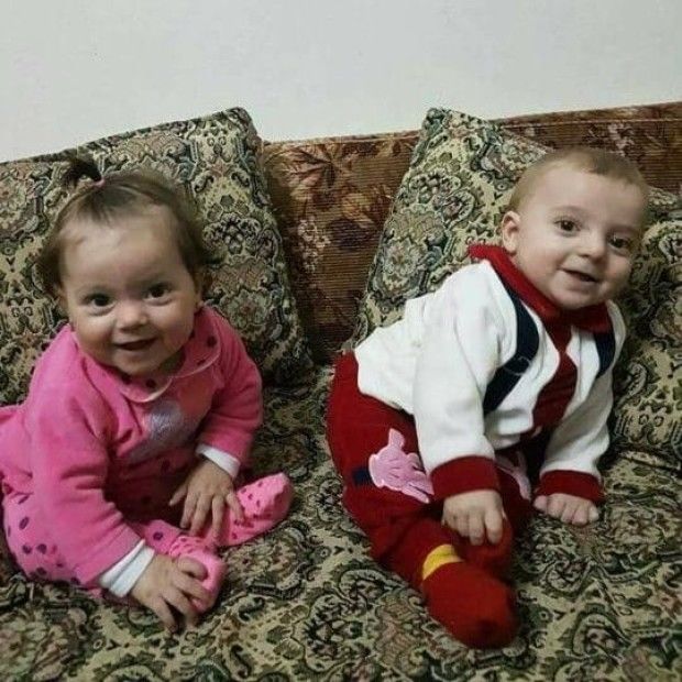 I-a decedat familia, își strânge în brațe gemenii uciși în atacul chimic din Siria