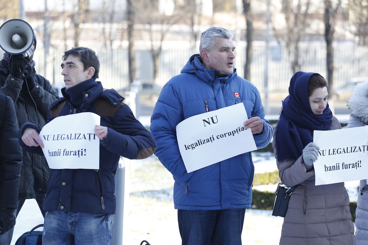 Майя Санду участвовала в акции протеста у парламента