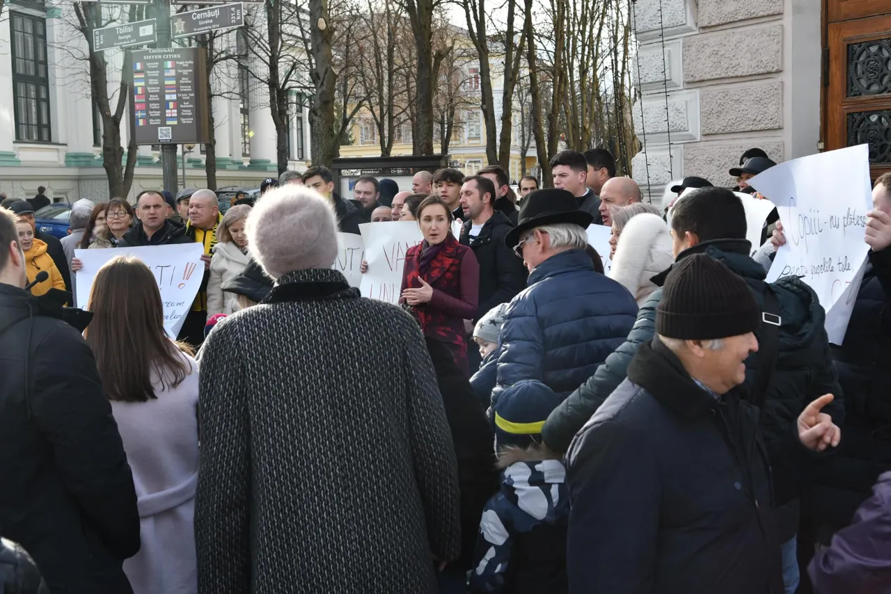 Советники PAS и группа родителей провели протест перед мэрией Кишинева