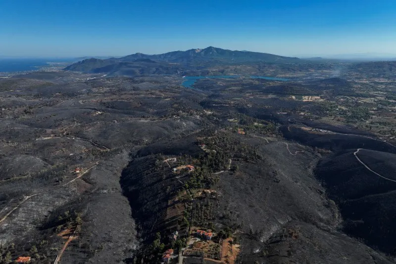 Incendiile din împrejurimile Atenei au fost stinse