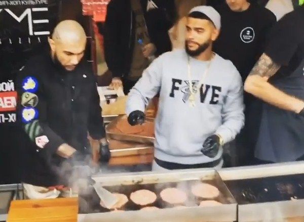 Timati a făcut burgeri pentru fanii săi. I-a dat gratuit