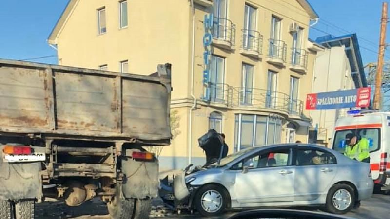 В Кишиневе грузовик столкнулся с легковушкой: пострадала девушка