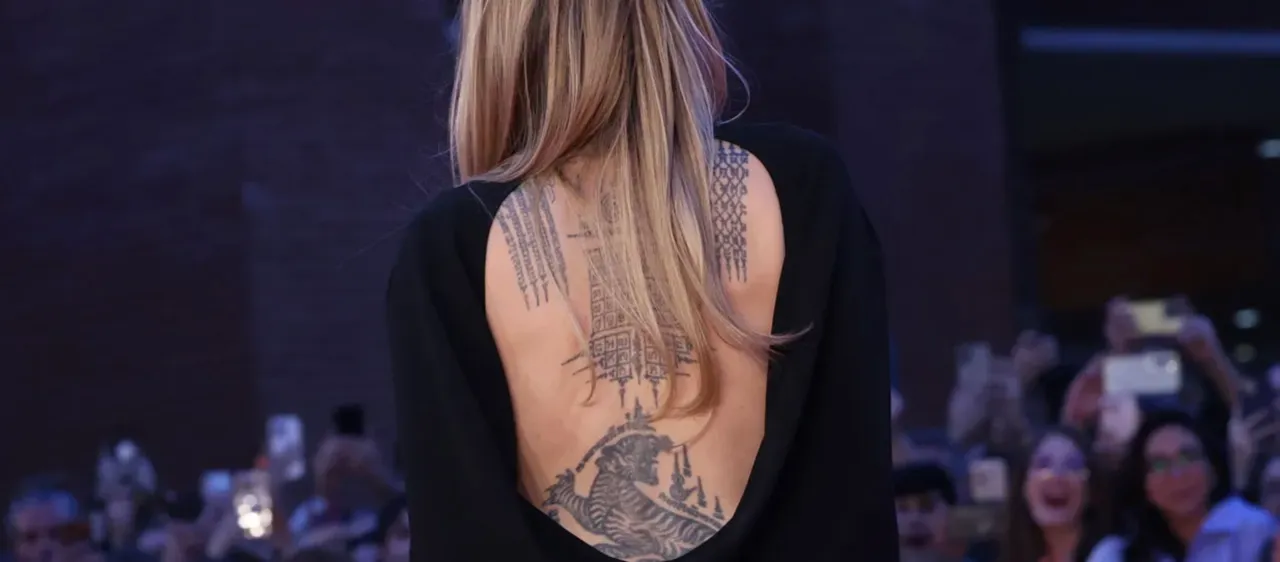 Angelina Jolie și-a arătat tatuajele într-o rochie cu spatele gol