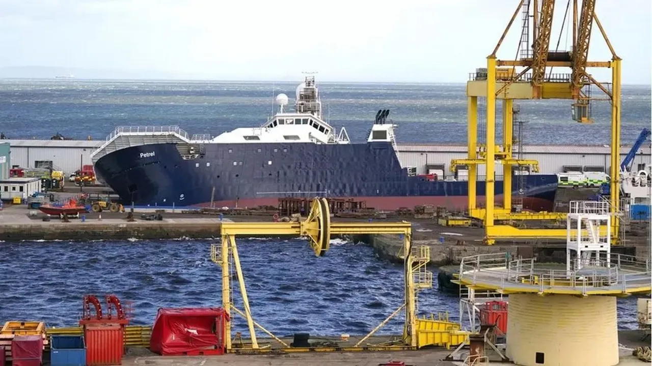 Более 20 человек получили ранения после опрокидывания судна на верфи в Эдинбурге