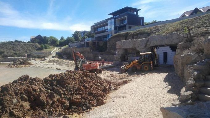 В Одессе на пляже, открытом Саакашвили, снова строят забор