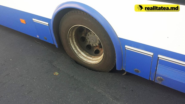 O bucată de asfalt s-a surpat pe str. Pușkin din capitală, un troleibuz nimerind în groapă