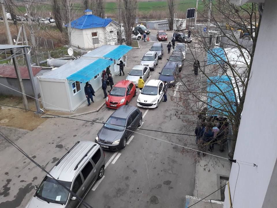 На некоторых приграничных КПП образовались очереди