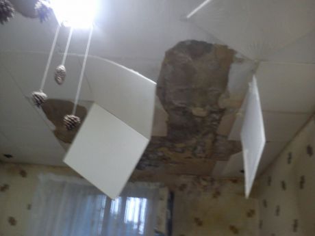 В студенческом общежитии Госуниверситета обвалился потолок