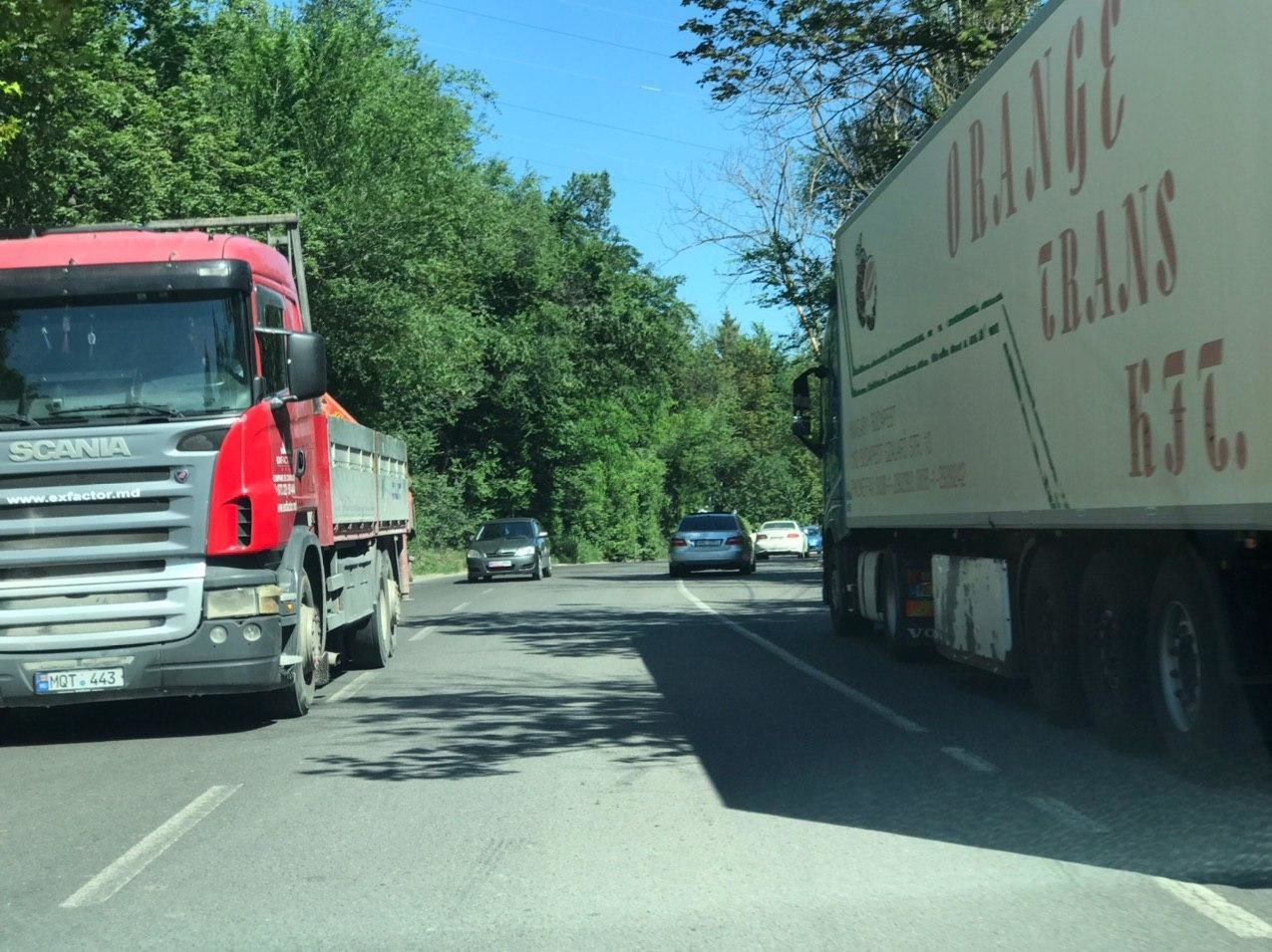 Полиция оштрафовала водителей грузовиков, блокирующих полосу движения на Петриканской