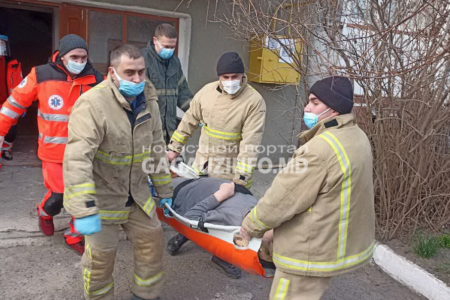 На помощь «скорой»: в Вулканештах спасатели помогли госпитализировать мужчину