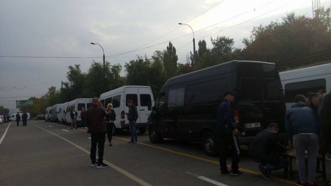 В центре Кишинева в знак протеста припарковали десятки микроавтобусов