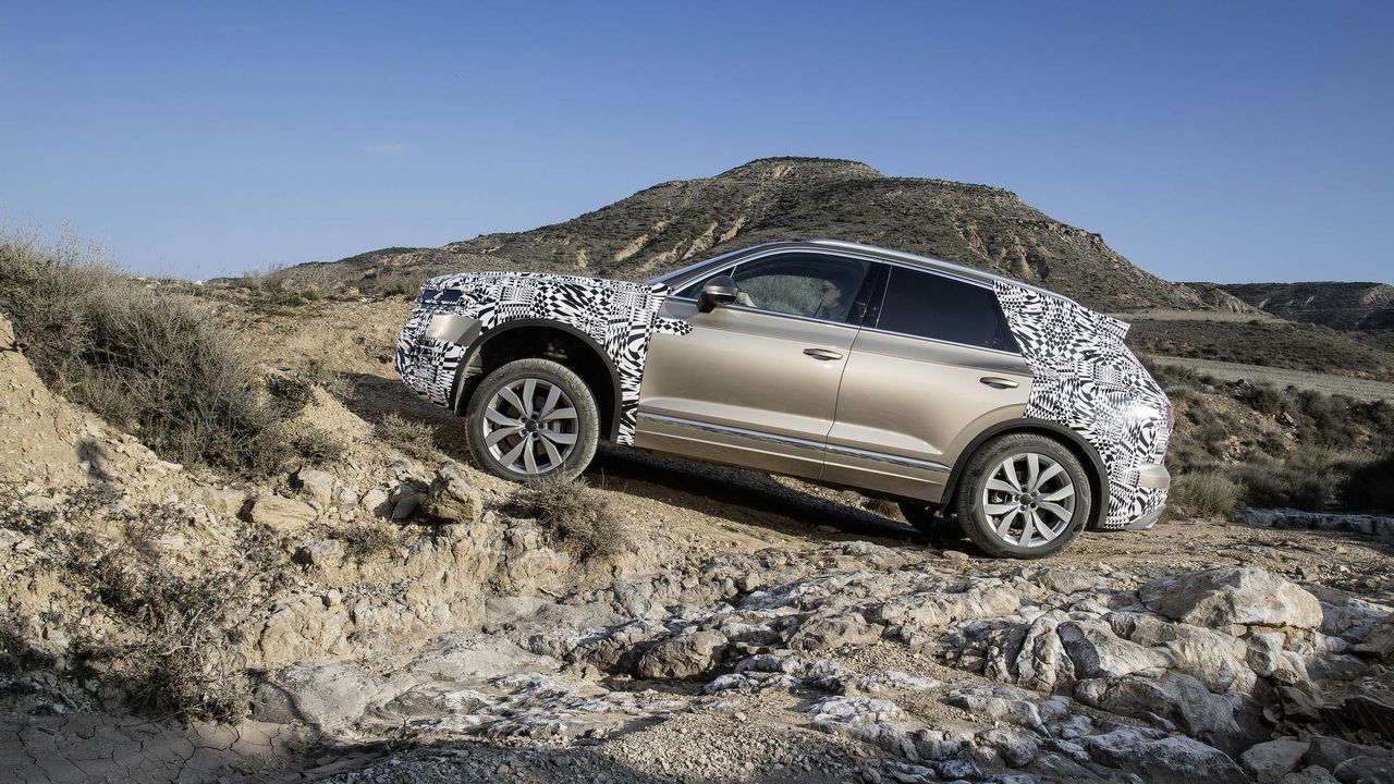 Volkswagen раскрыл салон нового "Touareg" до премьеры