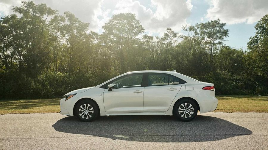 Toyota презентовала экономичный гибрид Corolla