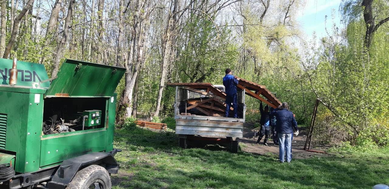 В Кишиневе демонтируют незаконно установленные беседки в парке
