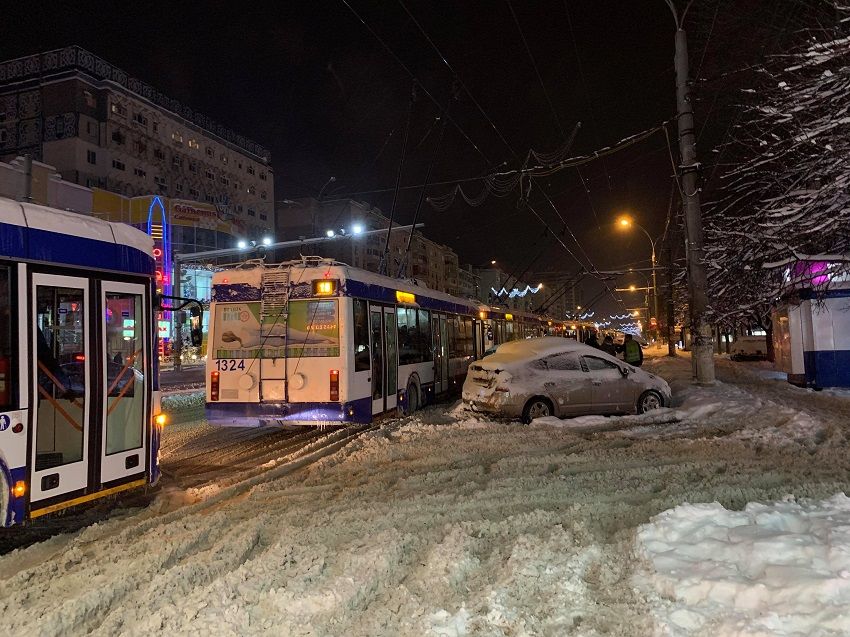 В столице неверно припаркованное авто заблокировало движение троллейбусов