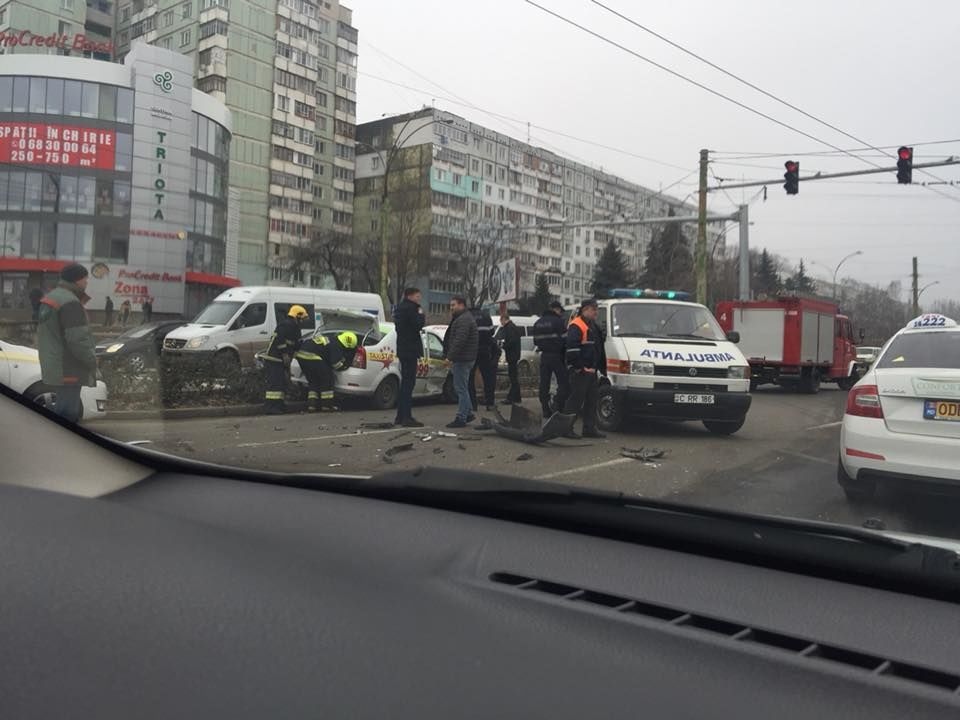 Accident matinal în Capitală: Două mașini, avariate