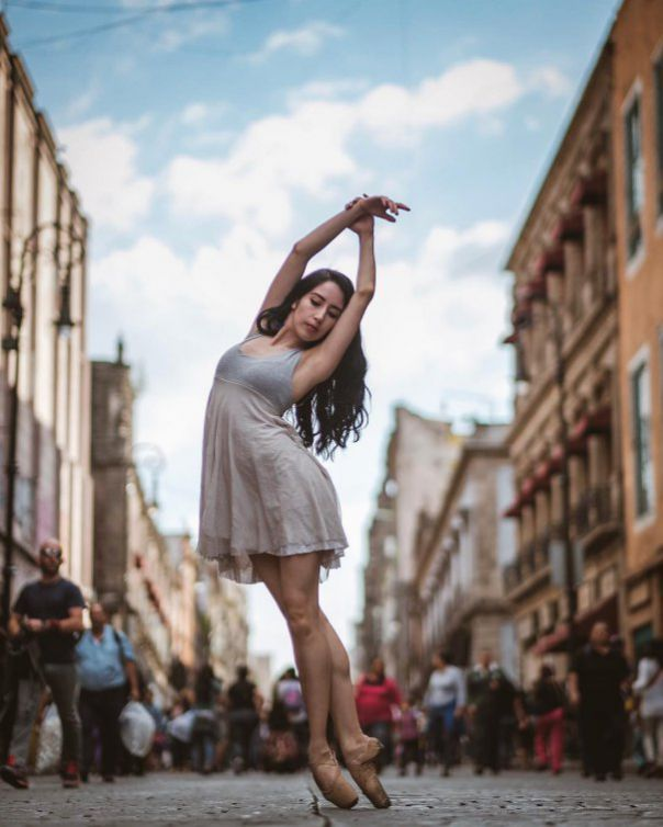 Cele mai sexy dansatoare! Își etalează formele fără niciun pic de rușine