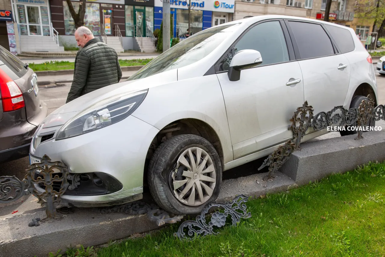 ДТП в Кишиневе: водитель врезался в ограждение