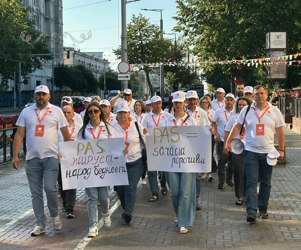 Активисты партии «Сердце Молдовы» провели протест против высоких доходов представителей власти