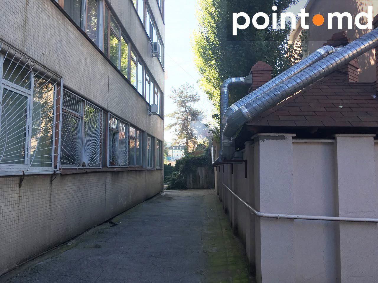 Под окнами поликлиники "дымит" вытяжка столичного ресторана