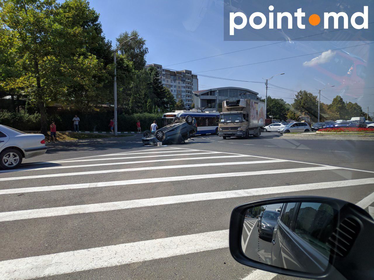 На Чеканах произошло ДТП, в результате которого перевернулся автомобиль