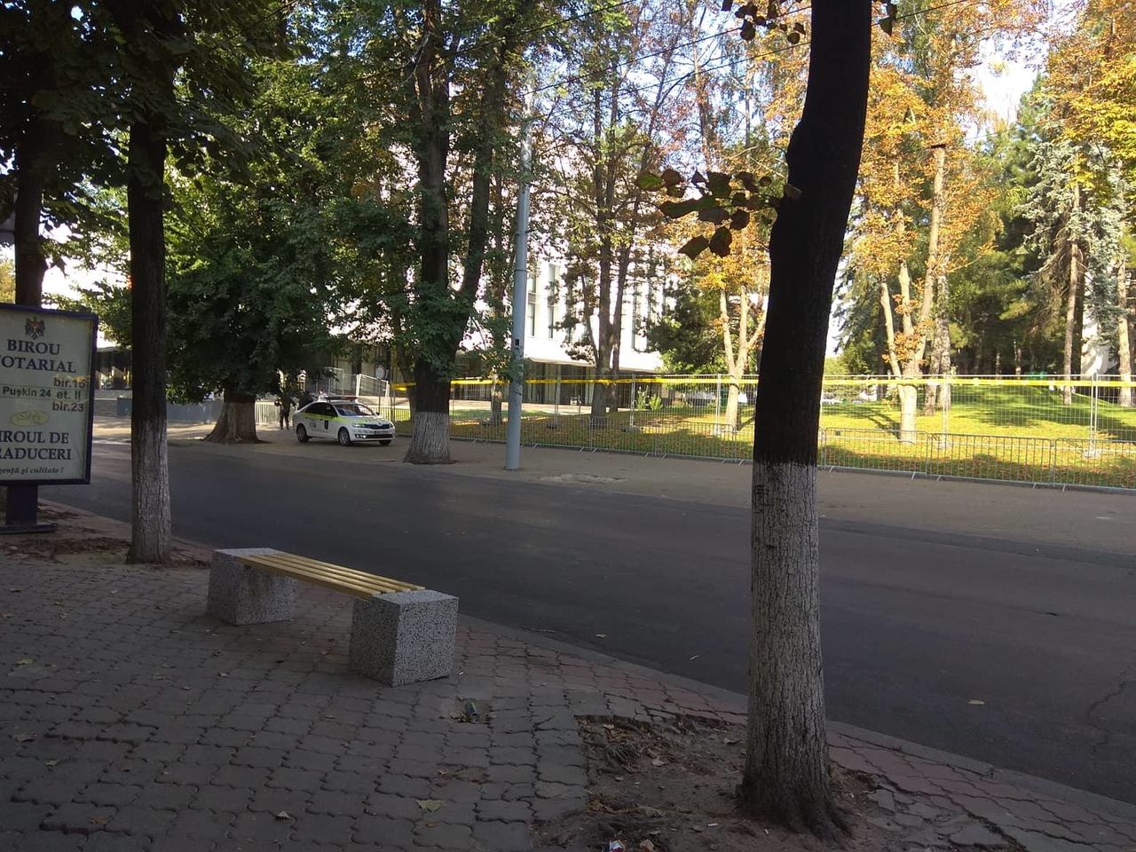 На всей территории вокруг правительства с утра есть полицейские машины и десятки сотрудников правоохранительных органов