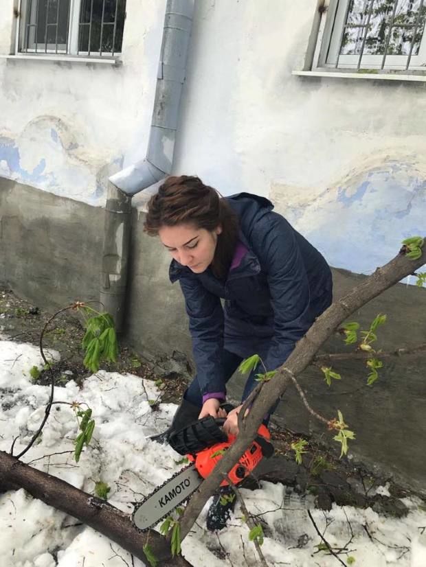 Deputata Marina Radvan, cu drujba la tăiat copacii prăbușiți din Capitală