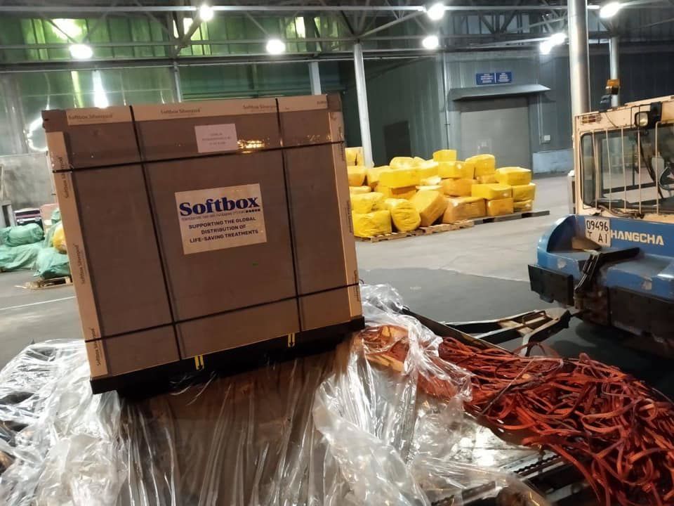 Украина получила американский груз инновационных лекарств против коронавируса