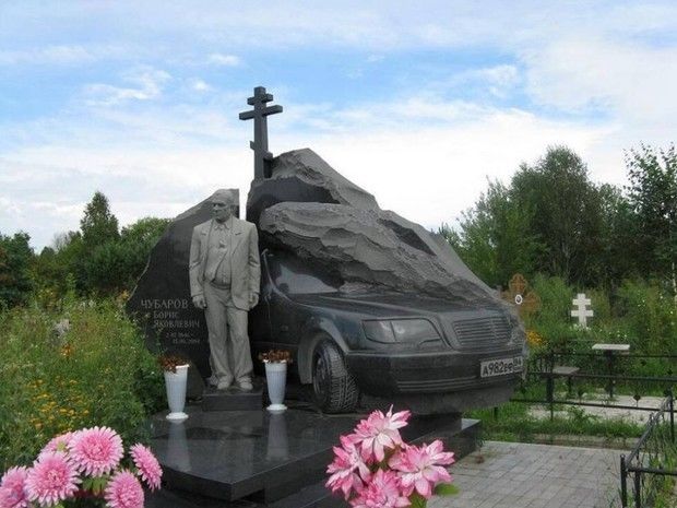 Un fotograf surprinde pietrele funerare fascinante ale mafioţilor ruşi