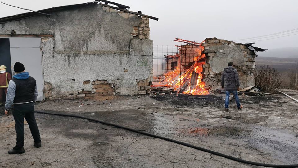 Сотрудники ГИЧС потушили пожар на угольном складе в Оргееве