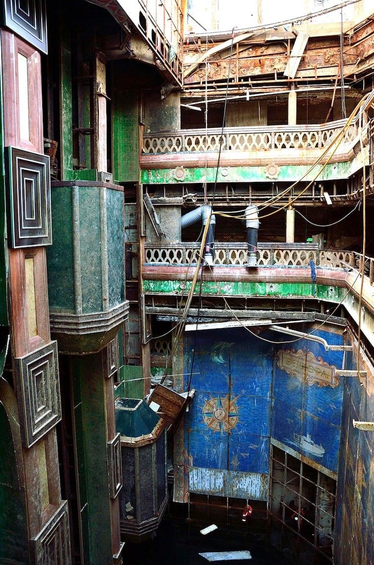Фотограф пробрался на заброшенный лайнер Costa Concordia