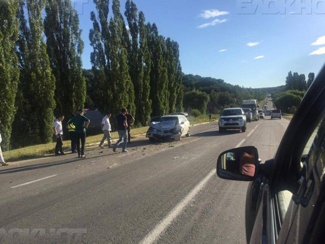 На выезде из Кишинева столкнулись два автомобиля