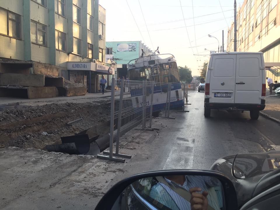 Un troleibuz a căzut într-un şanţ în această dimineață