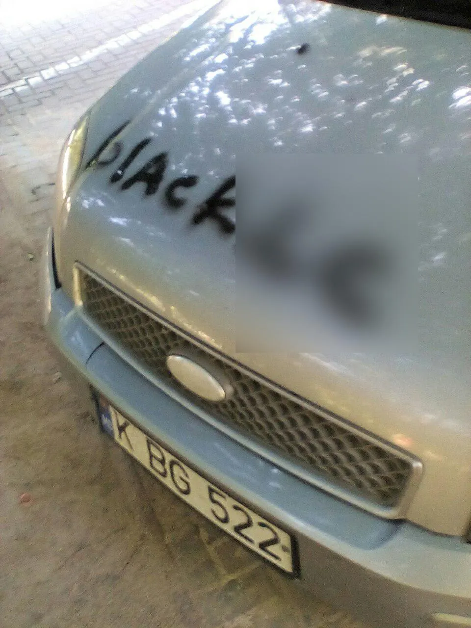Mai multe mașini din Capitală, vandalizate: Reclame pentru magazine online de droguri