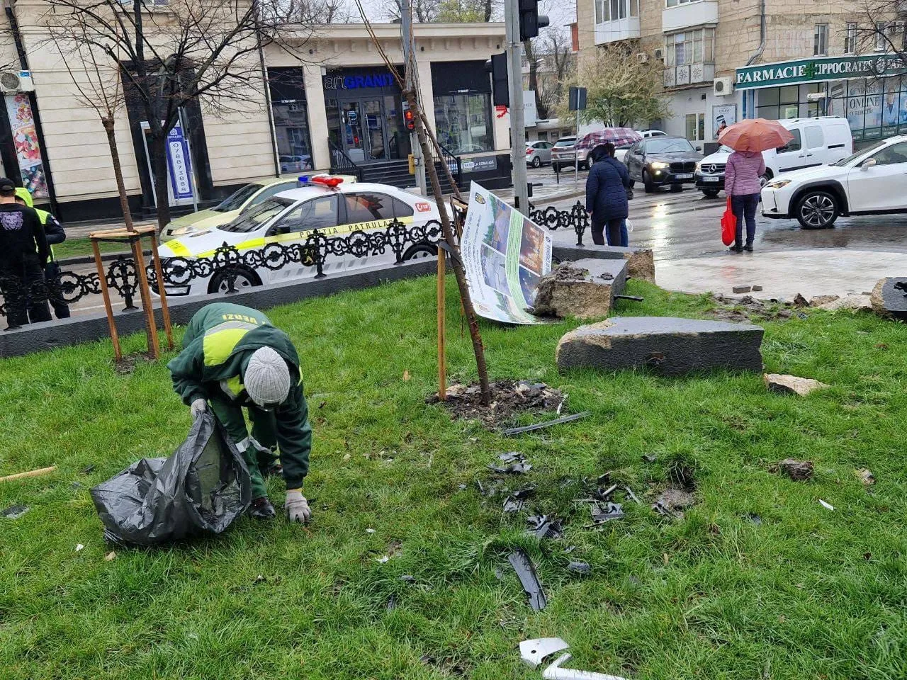 На аллее Григоре Виеру автомобиль врезался в ограждение, разрушив его