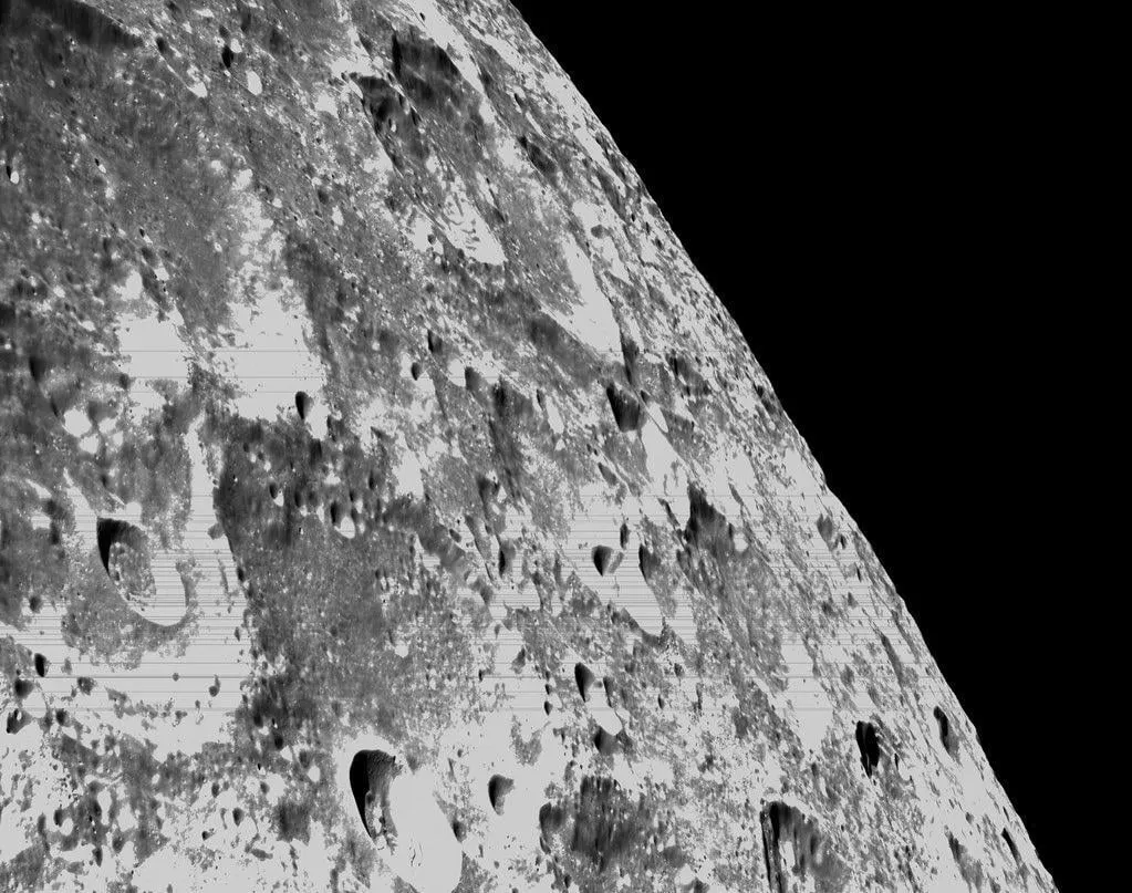 NASA показало фотографии Луны, сделанные с максимально близкого расстояния