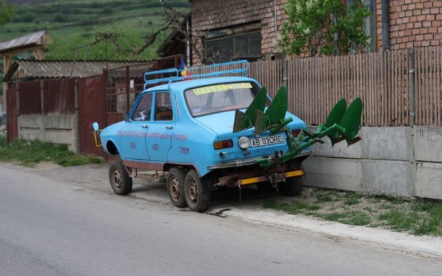 Un român a transformat o Dacie obosită într-un monstru cu șase roți