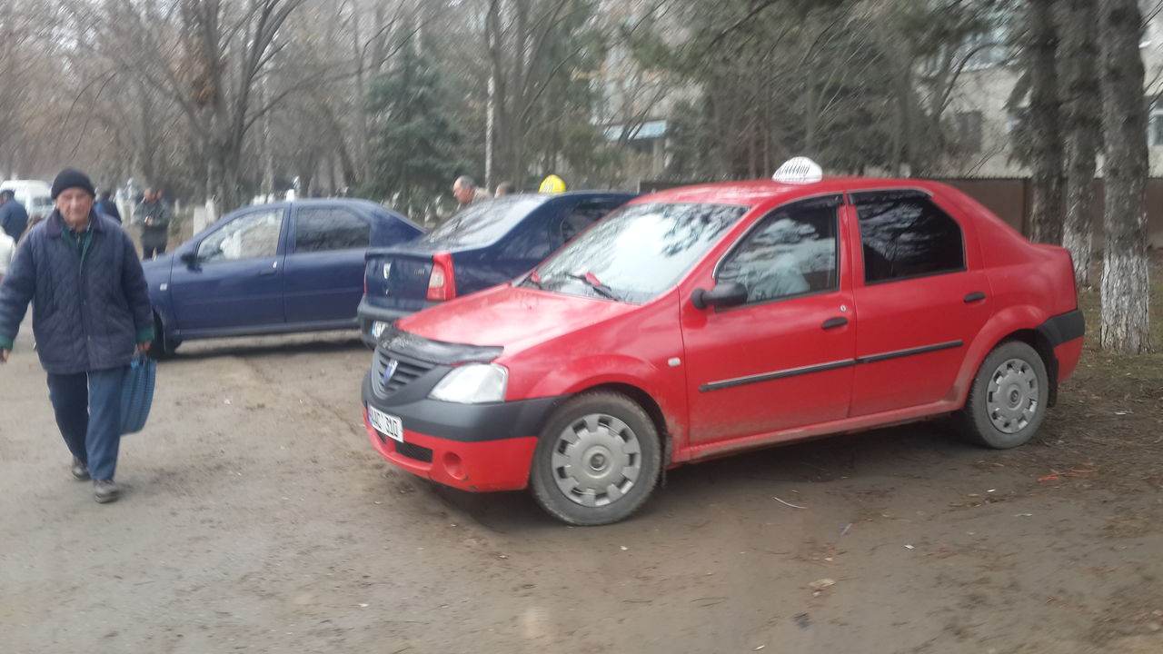 В Леово напали на инспекторов за замечание о парковке на газонах