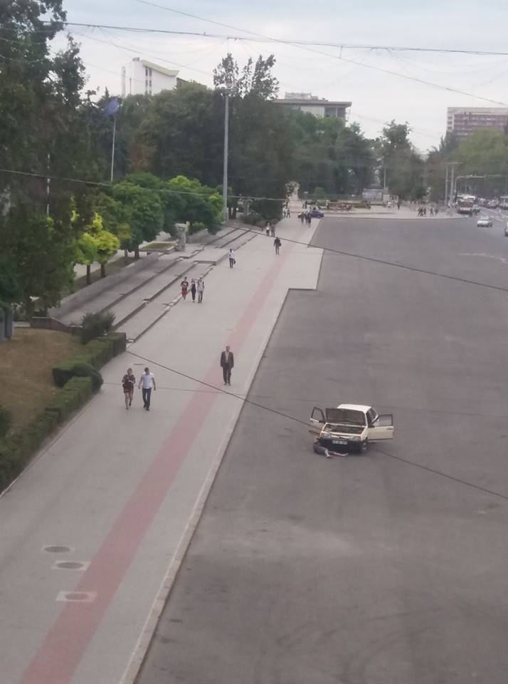 Водителю пришлось чинить автомобиль на центральной площади