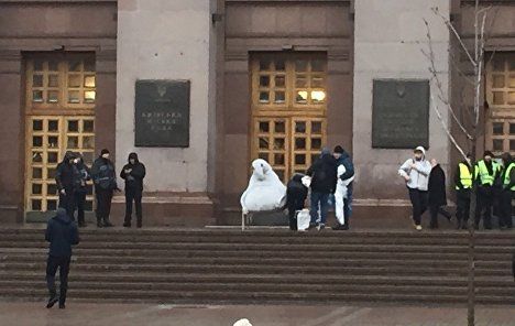 В Киеве возле здания мэрии установили "Ждуна"