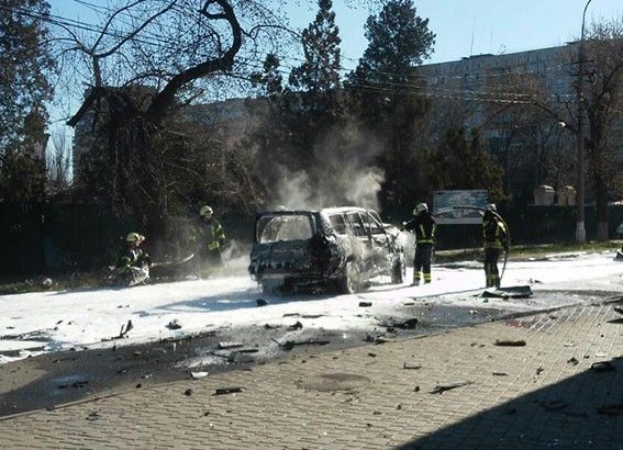 В центре Мариуполя взорвалось авто с военным