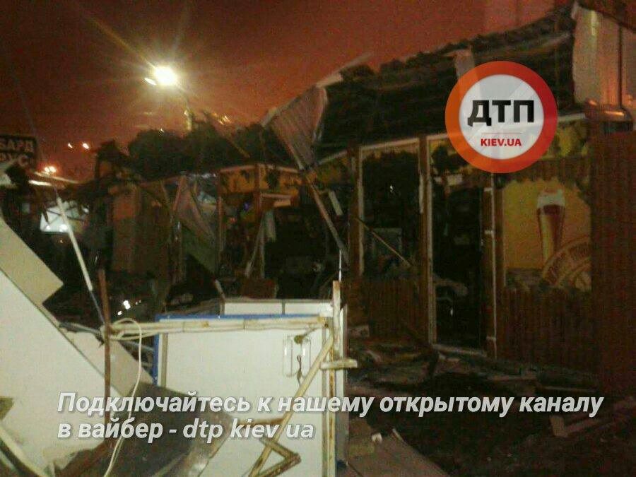 Трактористы в балаклавах уничтожили рынок в Киеве