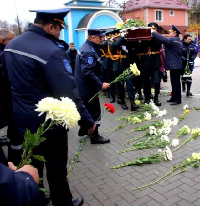 Гроб с телом погибшего спасателя доставили в родное село Пухой в сопровождении колонны пожарных машин