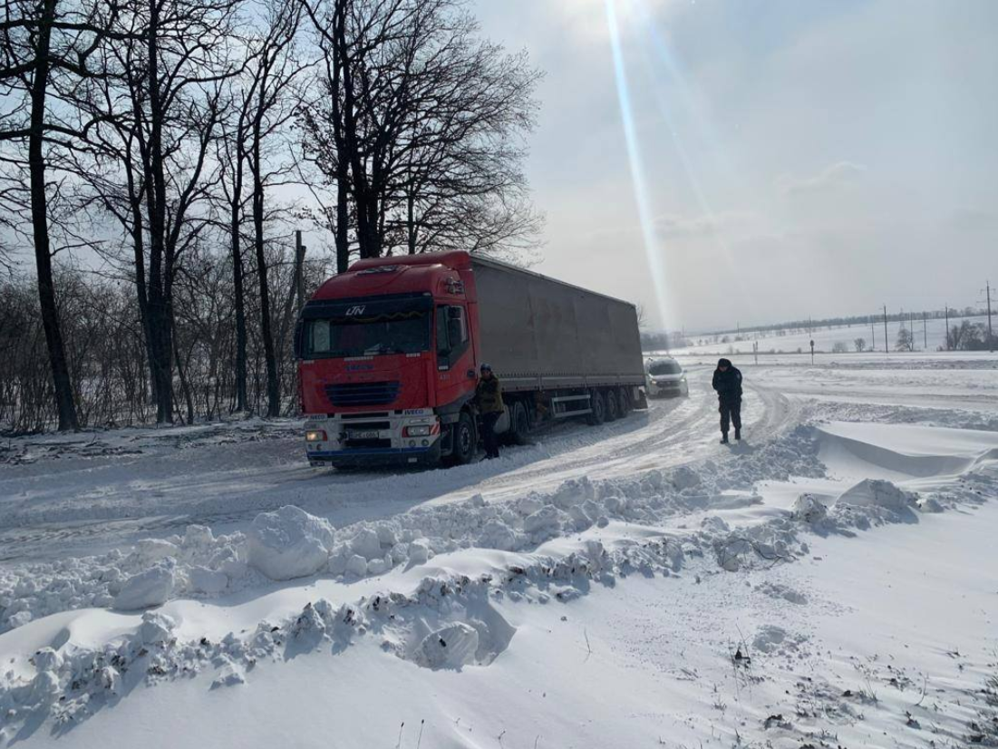 Два грузовика застряли в снегу на трассе М-14